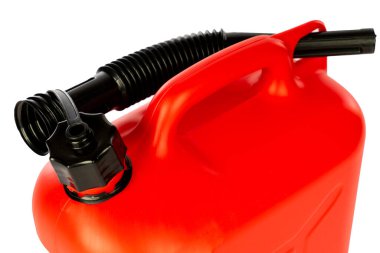 Kırmızı plastik benzin bidonu beyaz arkaplanda izole edildi