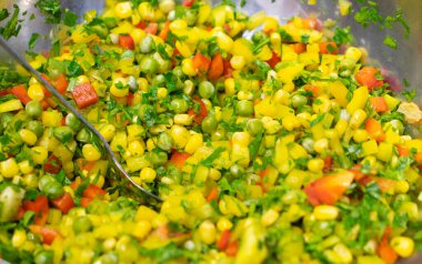 Mısır ve salatalıklı sebze salatası sağlıklı yeşil yemek.