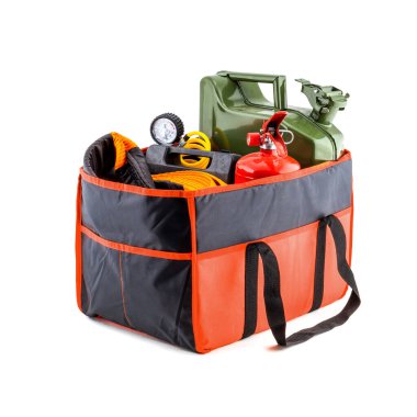 Araba için acil durum seti - ilk yardım çantası, araba kriko, akü kablosu, uyarı üçgeni, yangın söndürücü, kompresör ve araba bagajı için tekstil kutusu.