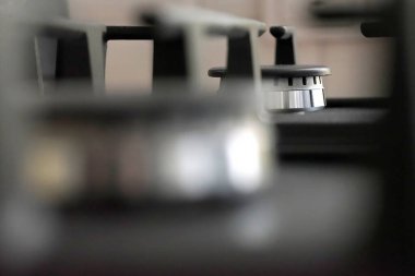  Yanan propan gazlı bir gaz ocağı. Gaz ocağında mavi alevler           