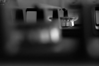 Yanan propan gazlı bir gaz ocağı. Gaz ocağındaki mavi alevler Siyah ve Beyaz fotoğraf