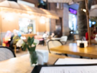 Açık İtalyan Kafe 'sinin bulanık arka planı. Gece vakti masalardan çekilmiş.