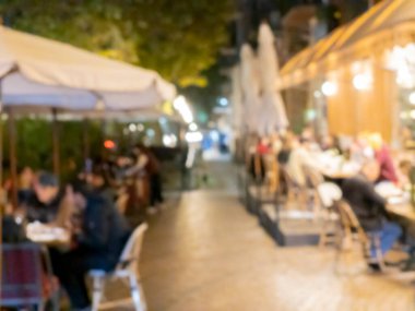 Açık İtalyan Kafe 'sinin bulanık arka planı. Gece vakti masalardan çekilmiş.
