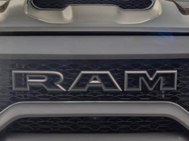 Erivan, Ermenistan, 12 Mart 2023 Dodge Ram off-road arabası. Ram logosu. Güçlü Amerikan pikap Dodge Ram
