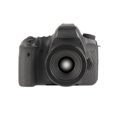 Beyaz zemin üzerinde izole edilmiş modern DSLR kamerasının ön görünümü