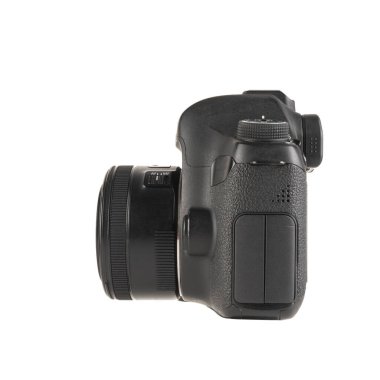 Beyaz zemin üzerinde izole edilmiş modern DSLR kamerasının yan görünümü