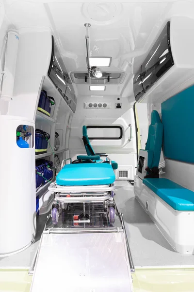 Hasta Bakımı Için Gerekli Ekipmanlara Sahip Yeni Bir Ambulans Arabası — Stok fotoğraf