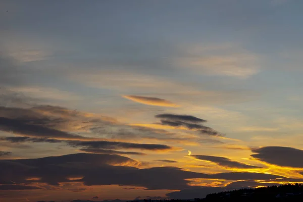 Krásná Krajina Východu Slunce Mlhou Oblohou Mrakem Vrcholku Hory — Stock fotografie