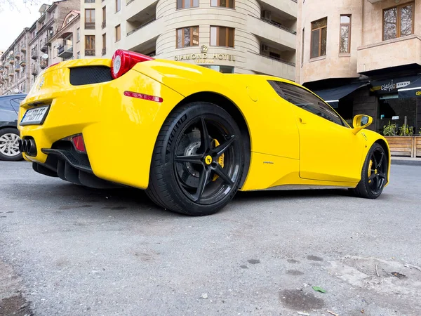 Ереван Армения 2023 Желтая Ferrari 458 Italia Припаркована Улице — стоковое фото