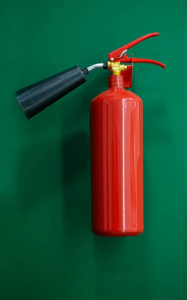 Röd Metall Brandsläckare Den Gröna Väggen Korridoren Det Moderna Kontoret — Stockfoto