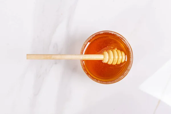 Μέλι Dipper Ξύλινο Ραβδί Μέλι Στο Βάζο Μακροεντολή Κοντινό Πλάνο — Φωτογραφία Αρχείου