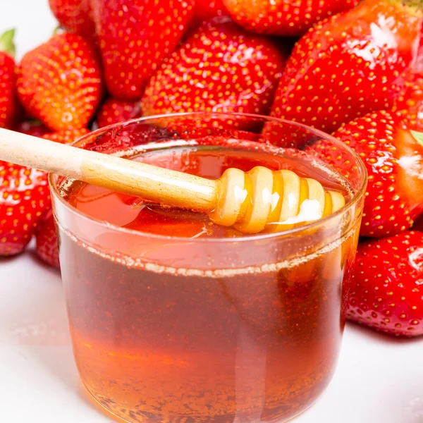 Μέλι Dipper Ξύλινο Ραβδί Μέλι Στο Βάζο Μακροεντολή Close Φράουλες — Φωτογραφία Αρχείου