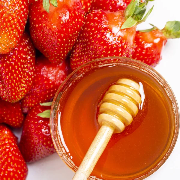 Μέλι Dipper Ξύλινο Ραβδί Μέλι Στο Βάζο Μακροεντολή Close Φράουλες — Φωτογραφία Αρχείου