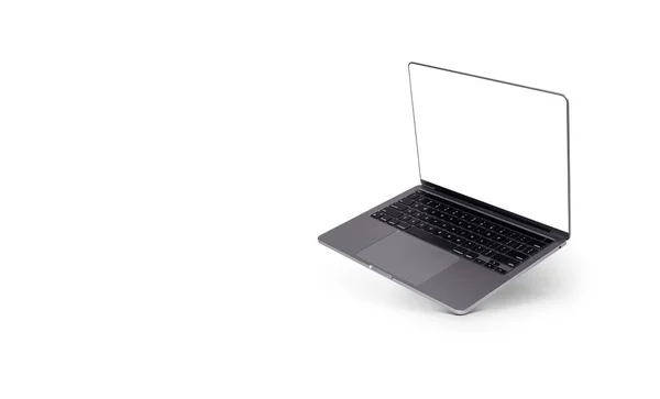 现实的现代笔记本电脑 空白白屏漂浮在白色背景前的照片 — 图库照片