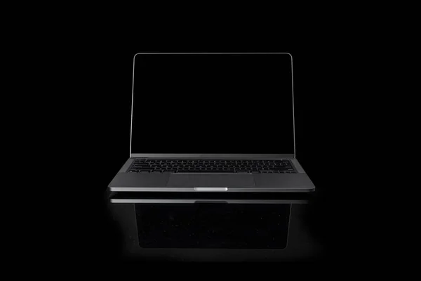 Фото Реалістичного Сучасного Ноутбука Порожнім Екраном Перед Темно Чорним Тлом — стокове фото