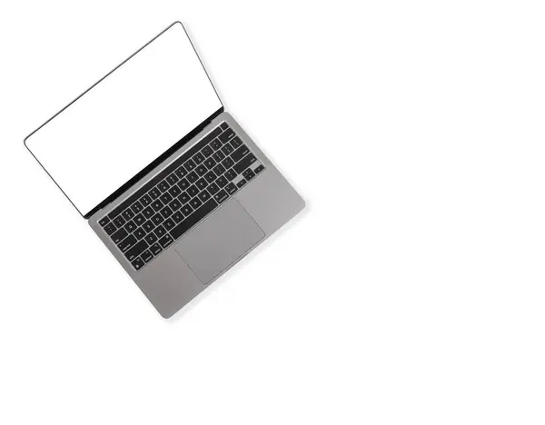 现实的现代笔记本电脑 空白白屏漂浮在白色背景前的照片 — 图库照片