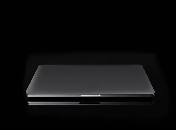 Foto Von Realistischen Modernen Geschlossenen Laptop Über Schwarzem Hintergrund Mit — Stockfoto