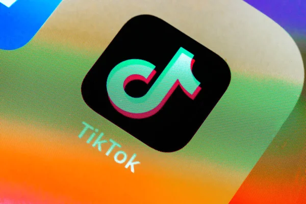 エレバン アルメニア2023年3月13日 Tik TokはAppleのIphone画面のクローズアップでアプリケーションアイコンを取りました ティックはアイコンを取った ティックが応募しました Tiktokソーシャルメディアネットワーク ロイヤリティフリーのストック画像