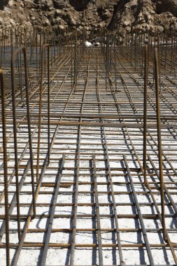 Çelik çubuk ve deforme olmuş çubuk inşaat alanında demirle güçlendirilmiş çelik çubuk veya çelik destek çubuğu. İnşaat mühimmatı. Destek kuvvetleri demir parmaklıkları dizdi.