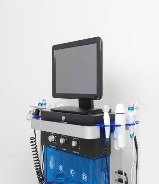 Yaşlanma ve akne tedavisi için spa kliniğinde yüz bakımı makinesi. Estetik tıp, güzellik aletleri, güzellik endüstrisindeki son teknolojiler..