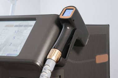 Estetik İlaç Lazer Makinesi Tıbbi Cihaz. Alışılmadık kılların çıkarılması. Kuafördeki kozmetoloji spa prosedürü. Depilasyon ekipmanı.