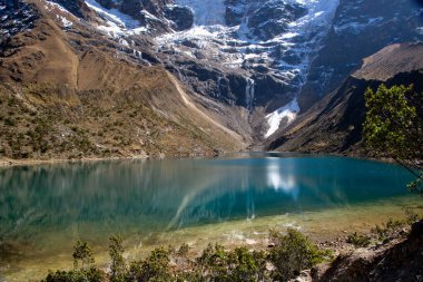 Dağlardaki güzel gölün manzarası.