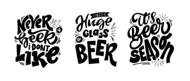 Birayla ilgili eski tarz alıntılarla ayarlanmış. Gömlek izi için el yazısı posterleri. Bar veya bar menüsü tasarımı için el çizimi sloganları. Vektör illüstrasyonu