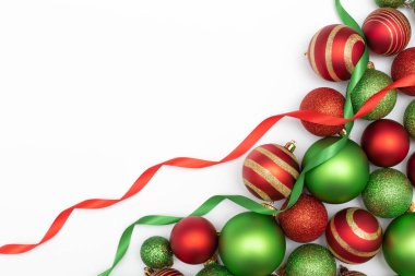 Kış tatili konsept tebrik kartı. Noel süslemelerinin en üst görünümü