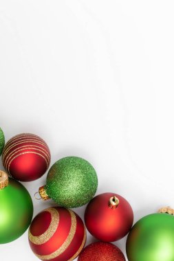 Kış tatili konsept tebrik kartı. Noel süslemelerinin en üst görünümü