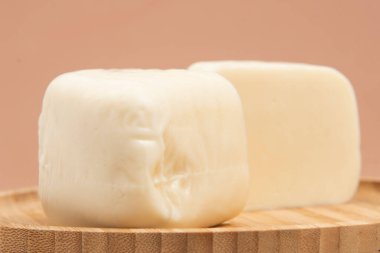 Bambu tepsisinde yarı pişmiş peynir..