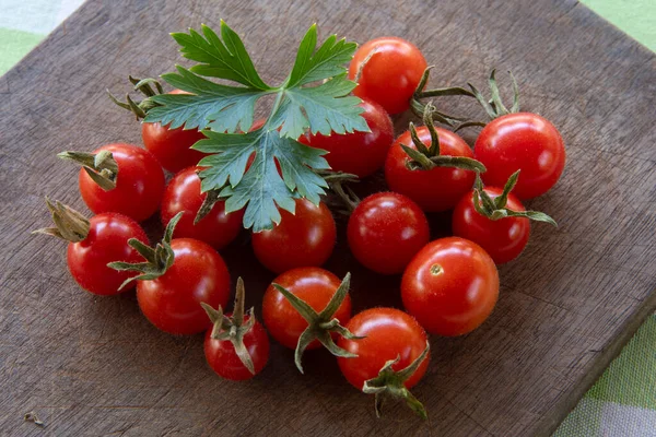 Especias Frescas Tomates Cherry Tabla Cortar Con Hojas Perejil — Foto de Stock
