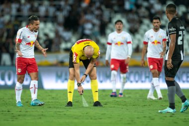 Rio, Brezilya - 26 Ekim 2022 - Dyorgines Jose Padovani de Andrade, Botafogo ile Bragantino arasındaki maçta Brezilya Şampiyonası 'nın 34 raundunda, Nilton Santos Stadyumu' nda bir seride hakemlik yaptı.