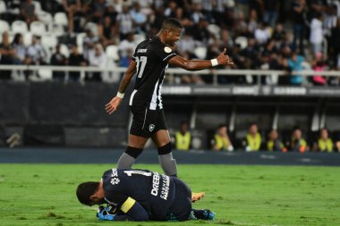 Rio, Brezilya - Kasım 01, 2022 - Botafogo Cuiaba 'ya karşı Nilton Santos Stadyumu' nda serisi 35. turda oynayan genç Santos oyuncusu