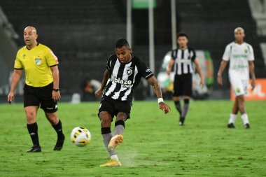 Rio, Brezilya - Kasım 01, 2022 - Botafogo Cuiaba ile Brezilya Şampiyonası 'nın 35. turu arasında oynanan maçta Tche Tche oyuncusu, Nilton Santos Stadyumu' nda bir seri