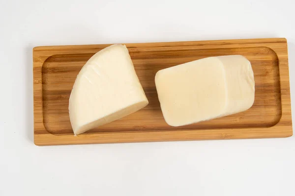 肉豆蔻芝士在竹盘上的半熟奶酪 — 图库照片
