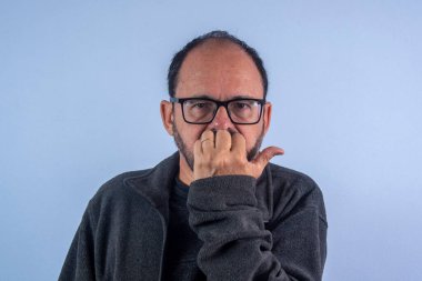 60 yaşında, ağzı kapalı bir adam.