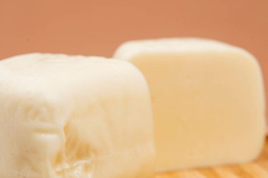 Bambu tepsisinde yarı pişmiş peynir renginde minalar.