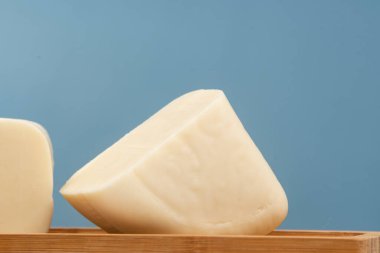 Bambu tepsisinde yarı pişmiş peynir..