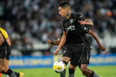 Rio, Brezilya - 10 Kasım 2022, Hugo oyuncusu Botafogo ve Santos arasında oynanan maçta Brezilya Şampiyonası 'nın 37. raundunda Nilton Santos Stadyumu' nda serisi var.