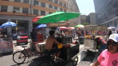 Rio, Brezilya - 13 Kasım 2022 - Barbekü sokak satıcıları ve çeşitli içkiler şehir merkezinde kalabalık bir yerde