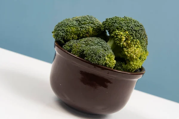 Brokoli Mentah Segar Dalam Pot Terisolasi — Stok Foto