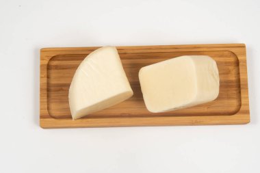 Bambu tepsisinde yarı pişmiş peynir.