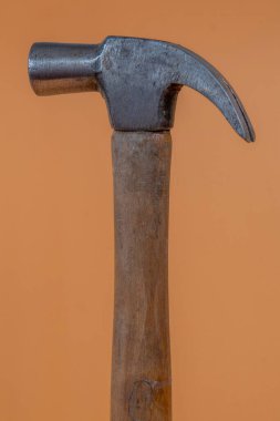 Yerli ve inşaat ortamında kullanılan çivileri sökmek ve yerleştirmek için çekiç