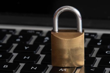 İnternet ve bilgisayar güvenliği bir klavye üzerinde kapalı asma kilit ile temsil edilir