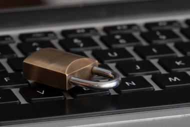 İnternet ve bilgisayar güvenliği bir klavye üzerinde kapalı asma kilit ile temsil edilir