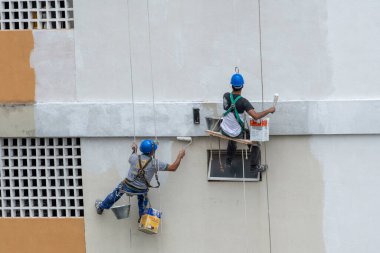 Rio, Brezilya - Kasım 04, 2022 - Ressam bina cephesi üzerinde çalışıyor.