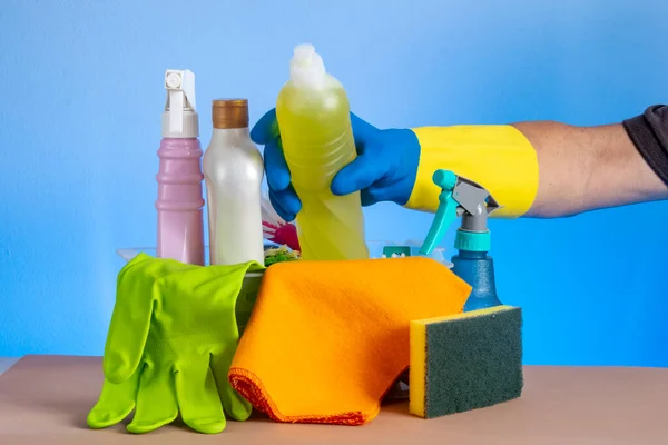 Korb Mit Reinigungsprodukten Für Die Haushaltshygiene Mit Kunststoffverpackungen — Stockfoto