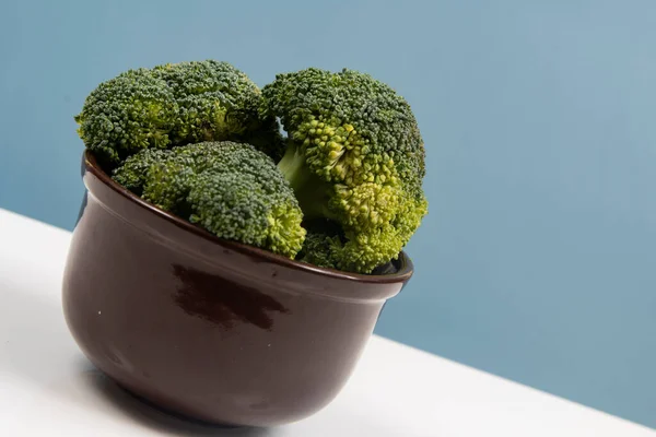 Świeże Brokuły Surowe Izolowanej Doniczce — Zdjęcie stockowe