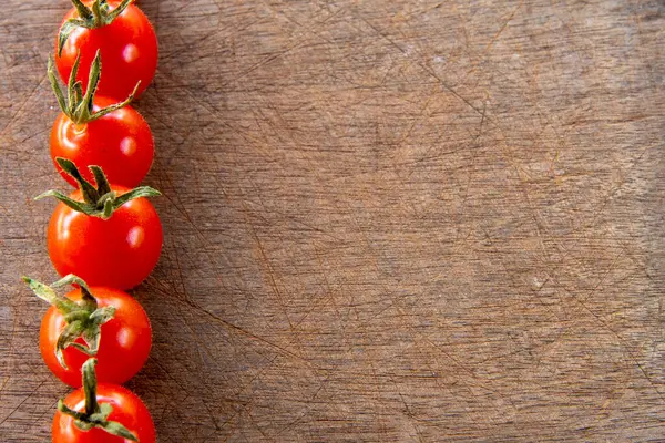 Tomate Cereja Formando Moldura Lateral Fundo Madeira Riscada Para Escrever — Fotografia de Stock