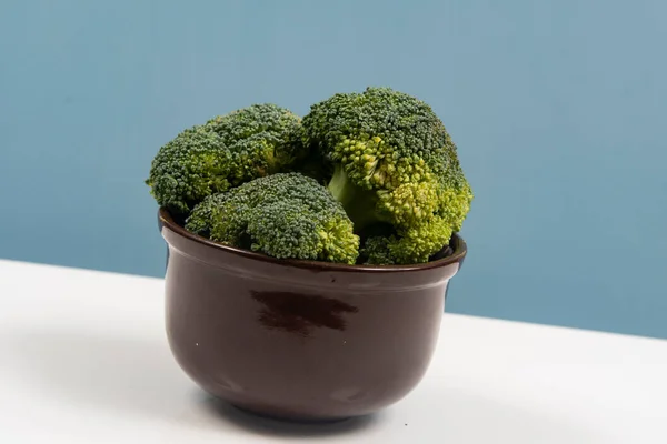 Brokoli Mentah Segar Dalam Pot Terisolasi Atas Meja — Stok Foto